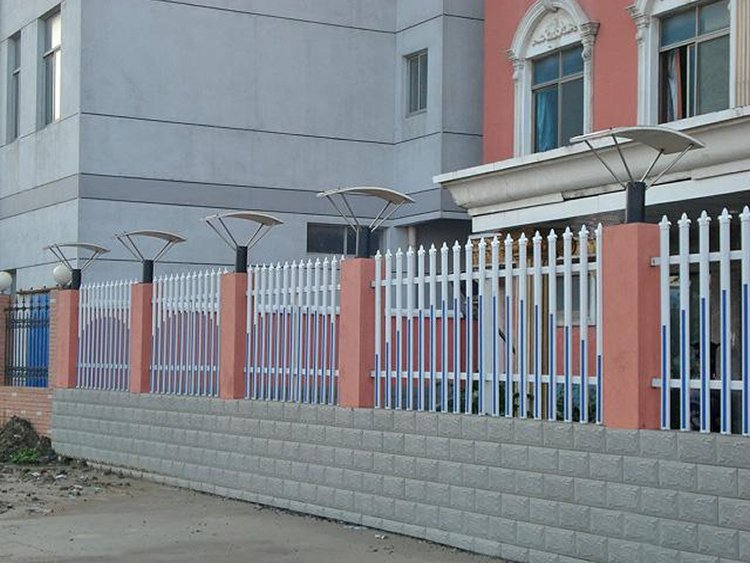 福建漳州PVC護(hù)欄 定制塑鋼圍欄，構(gòu)筑別墅與廠區(qū)的安全美學(xué)